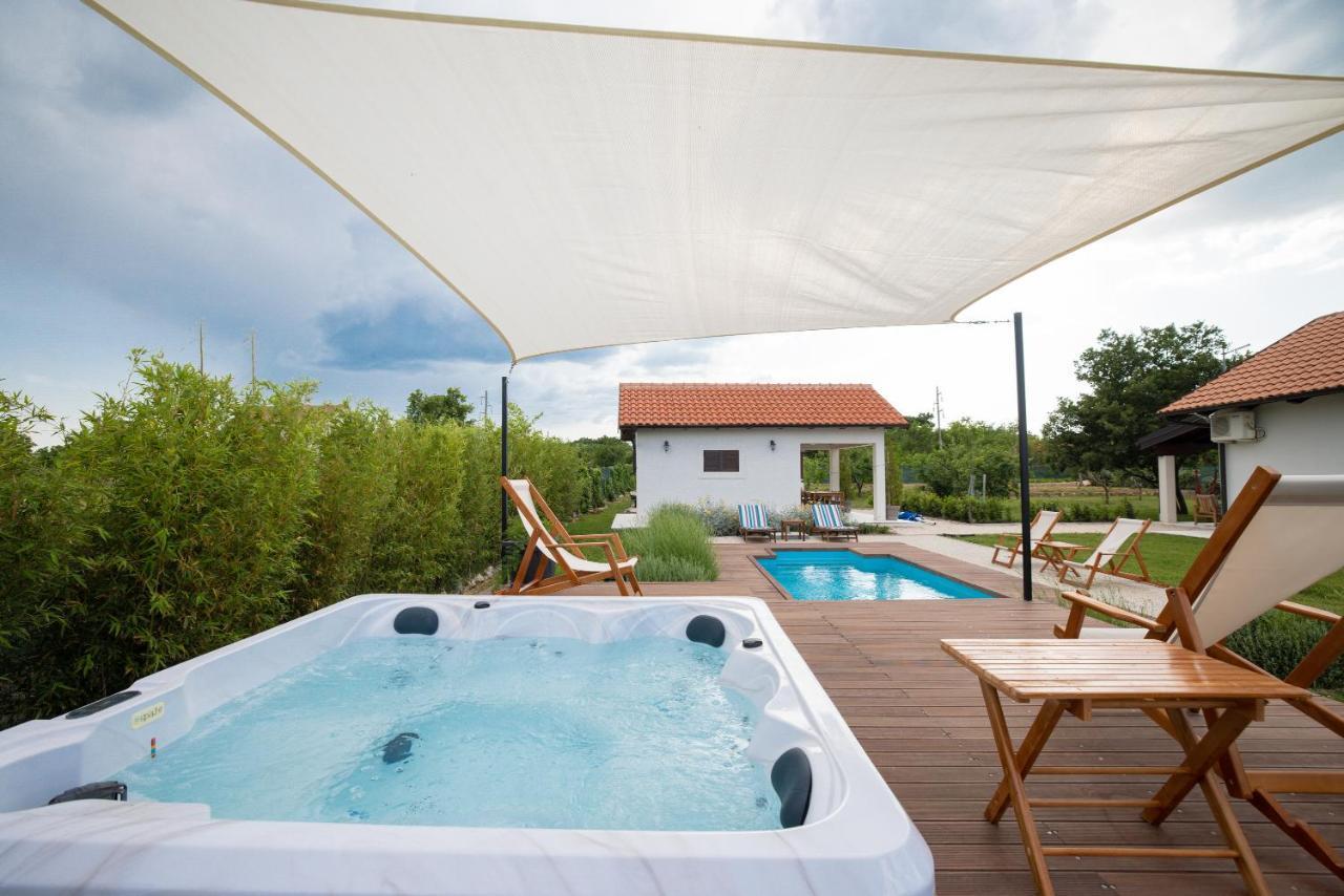 Villa Ena With Pool & Jacuzzi Donji Kasic Esterno foto