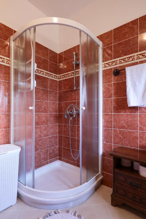 Villa Ena With Pool & Jacuzzi Donji Kasic Esterno foto
