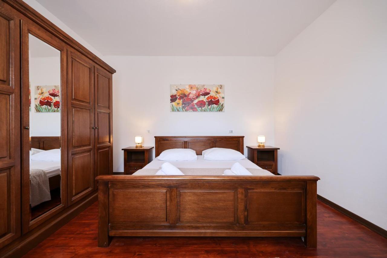 Villa Ena With Pool & Jacuzzi Donji Kasic Esterno foto