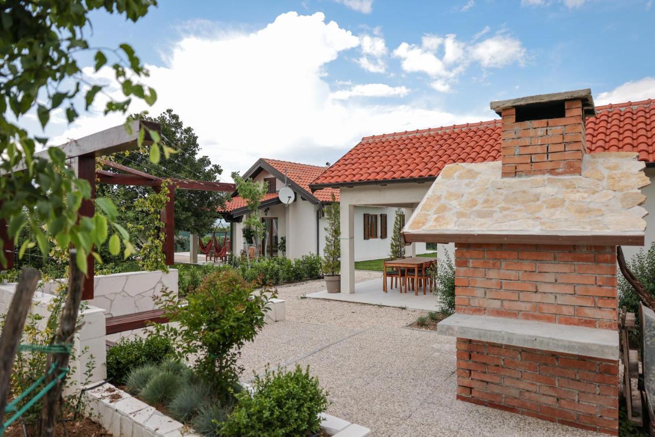 Villa Ena With Pool & Jacuzzi Donji Kasic Esterno foto