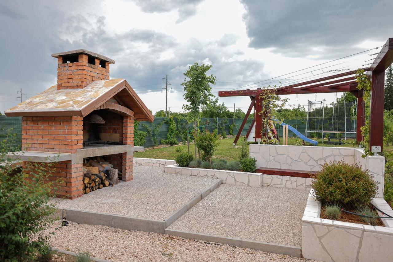 Villa Ena With Pool & Jacuzzi Donji Kasic Esterno foto